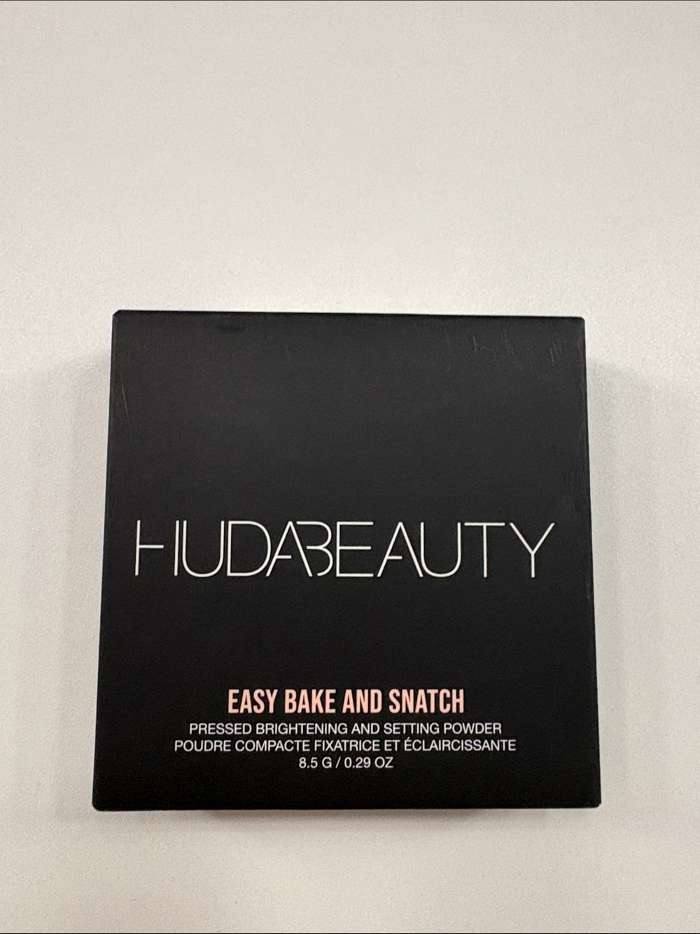 HUDA BEAUTY Easy Bake and Snatch Pressed Setting Powder - Black with Pink Accent